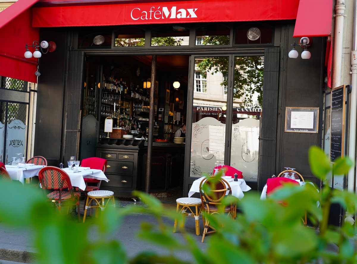 Intérieur du Café Max - Atmosphère feutrée et discrète
