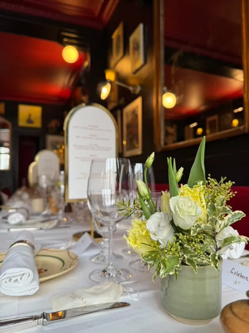 Table dressée au Café Max, nappe blanche et argenterie