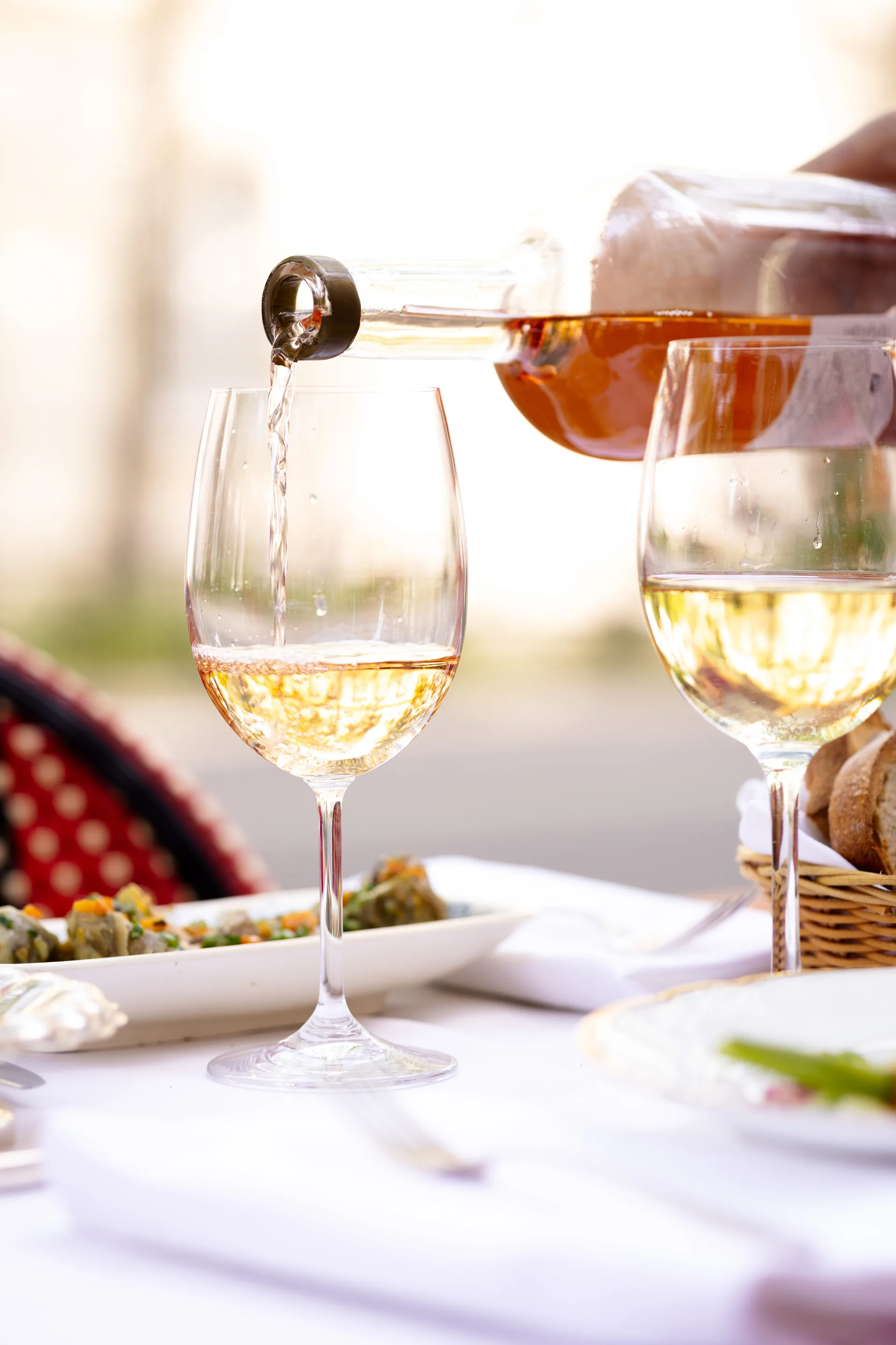 Apéro au Café Max, rosé frais et planche de charcuterie en terrasse