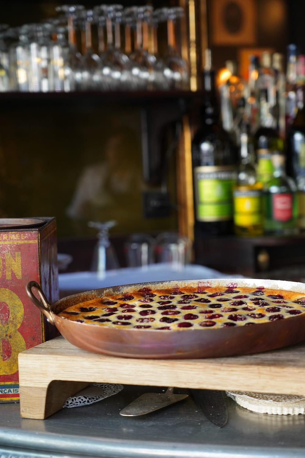 Clafoutis aux cerises dans une poêle en cuivre sur le comptoir du Café Max