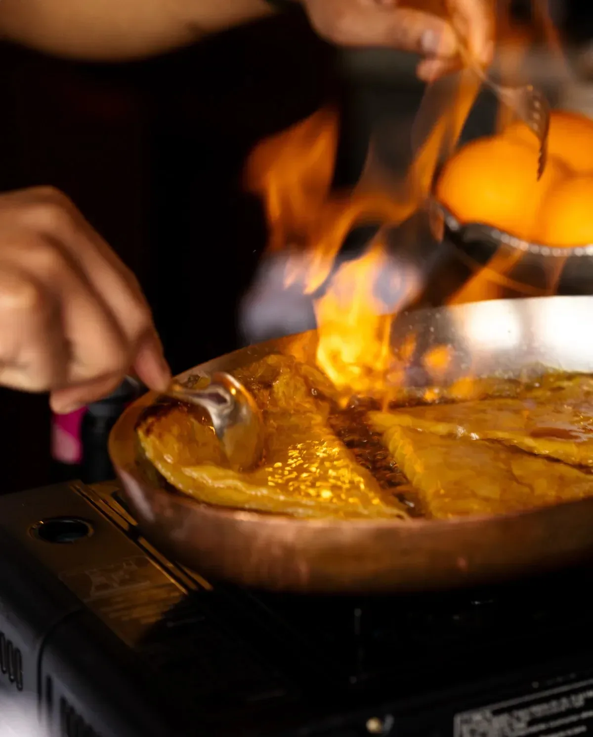 Crêpes Suzette flambées au comptoir du Café Max