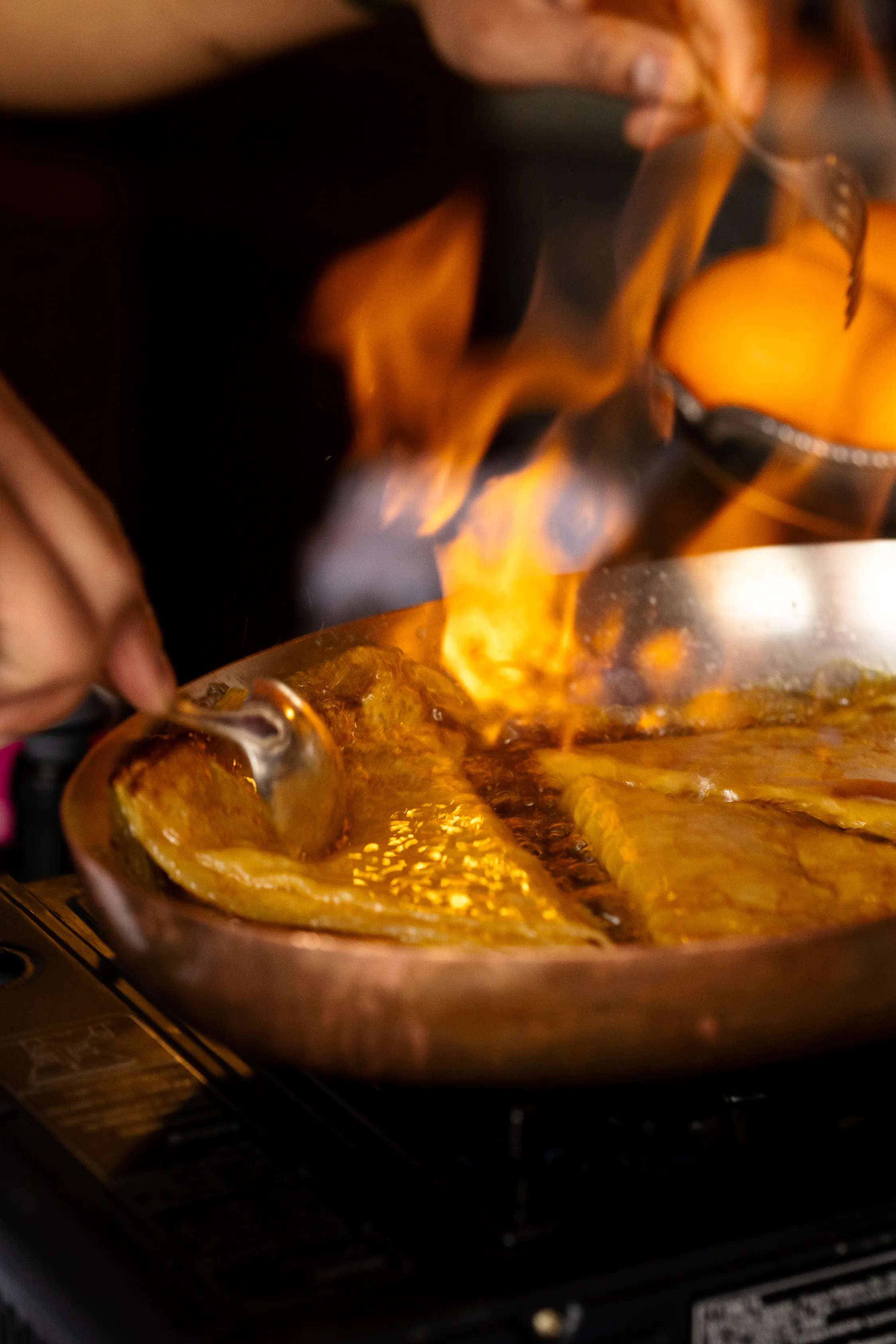 Crepes Suzette flambees au comptoir du Cafe Max