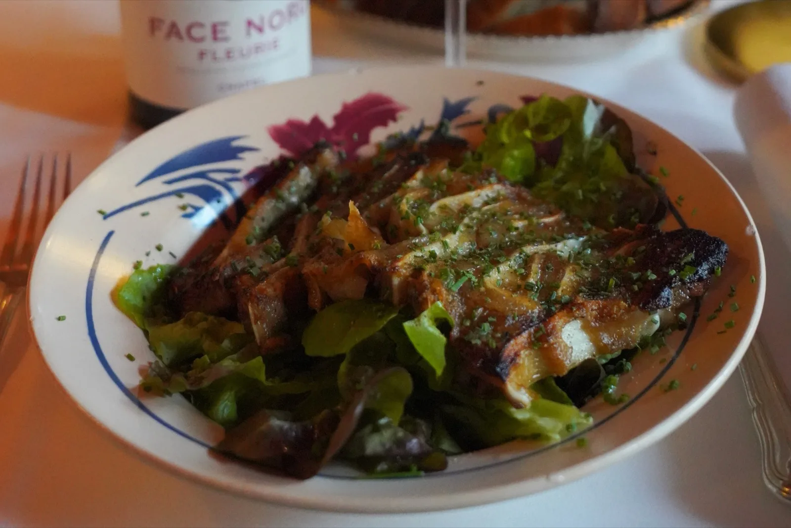 Oreilles de cochon croustillantes du Café Max sur une salade de maraîcher