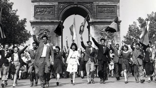 Foule en liesse devant l'Arc de Triomphe lors de la libération de Paris, août 1944