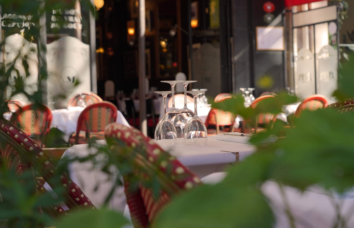 Terrasse du Café Max en juin 2026 avenue de la Motte-Picquet, tables dressées, chaises rouges et blanches