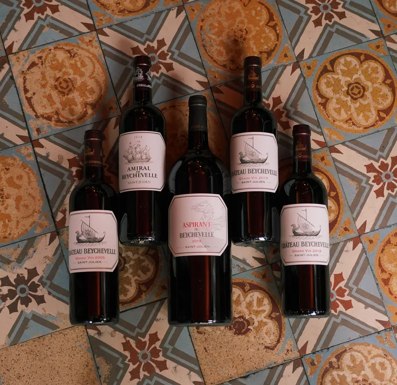 Verres de vin et bouteille, dîner vigneron au Café Max