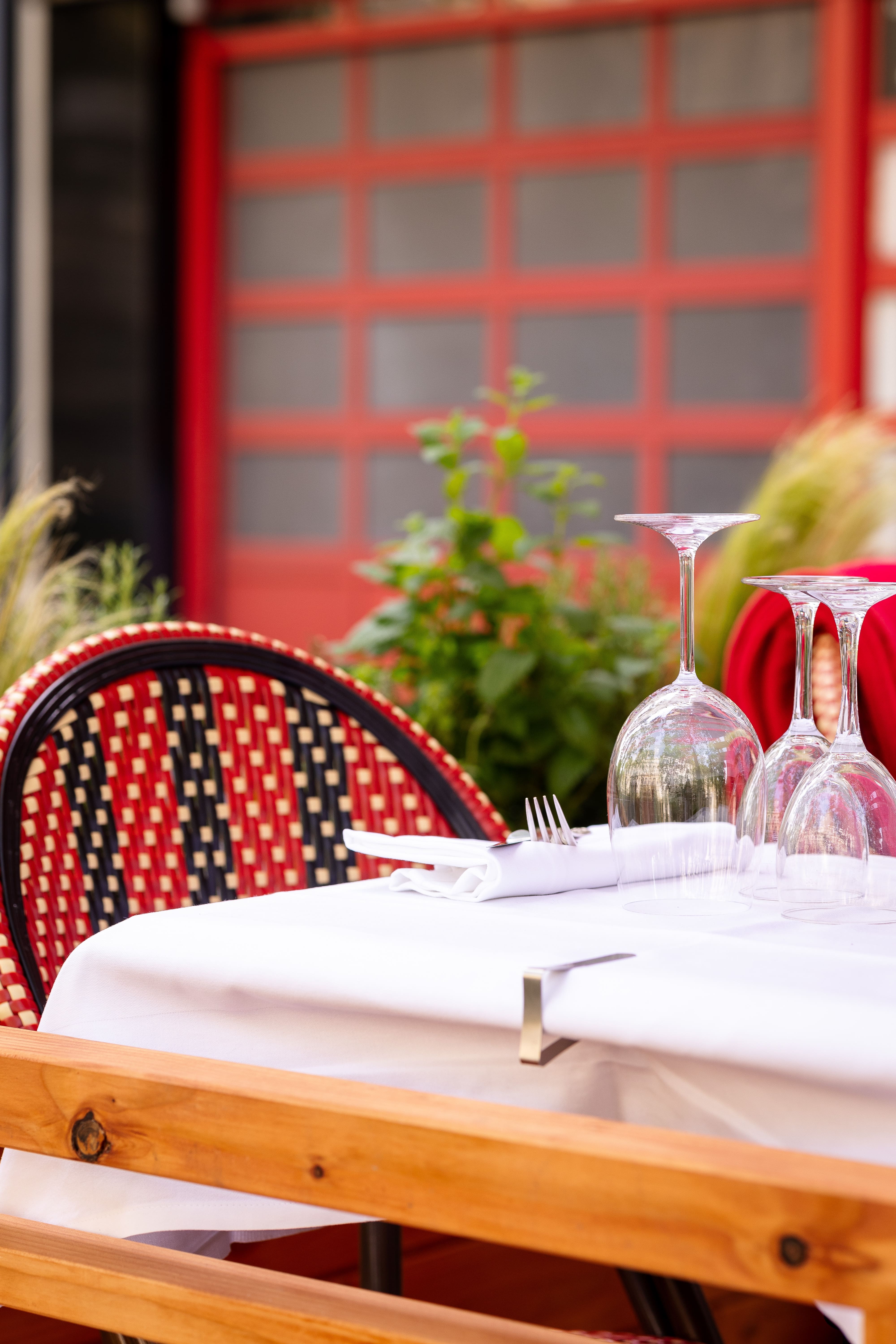 Enseigne rouge Café Max Invalides Paris